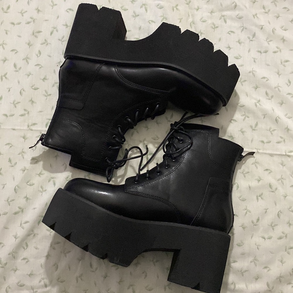 She & in, boots in excellent condition